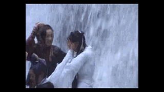 Rùng mình cảnh Lưu Diệc Phi trượt chân, bị thác cuốn trôi tưởng chừng mất mạng, may có Huỳnh Hiểu Minh nhanh tay ứng biến - Ảnh 2. Rùng mình cảnh Lưu Diệc Phi trượt chân, bị thác cuốn trôi tưởng chừng mất mạng, may có Huỳnh Hiểu Minh nhanh tay ứng biến - Ảnh 2.