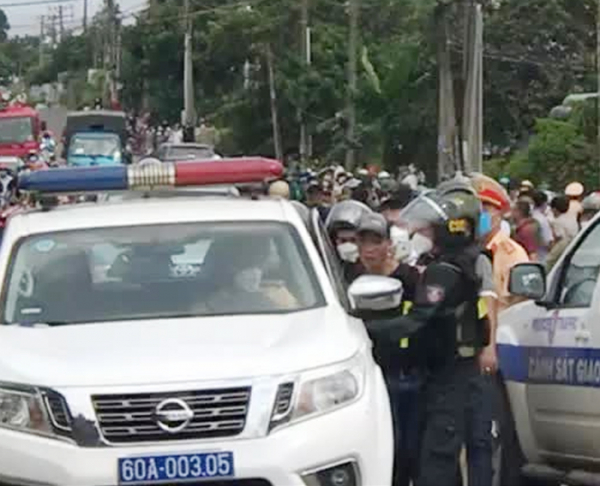 Nghẹt thở vây bắt kẻ nghiện, dùng súng khống chế con tin - Ảnh 2.