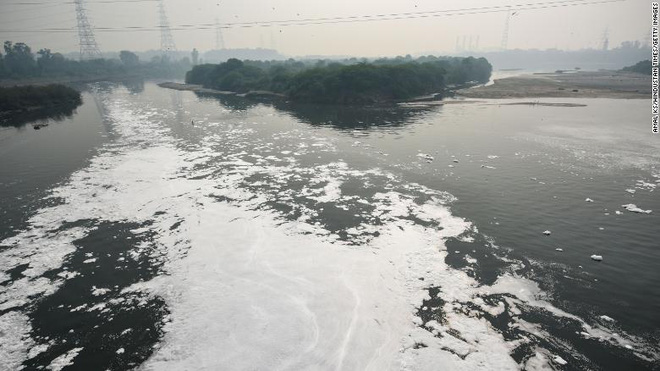 Sông thiêng Ấn Độ đột nhiên sủi bọt trắng xóa: Trông đẹp như cổ tích nhưng đằng sau là một câu chuyện đáng sợ - Ảnh 2.