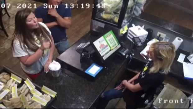 Không hài lòng về chất lượng món ăn, khách hàng hất cả hộp súp nóng vào mặt quản lý nhà hàng rồi chạy mất - Ảnh 3. Không hài lòng về chất lượng món ăn, khách hàng hất cả hộp súp nóng vào mặt quản lý nhà hàng rồi chạy mất - Ảnh 3.