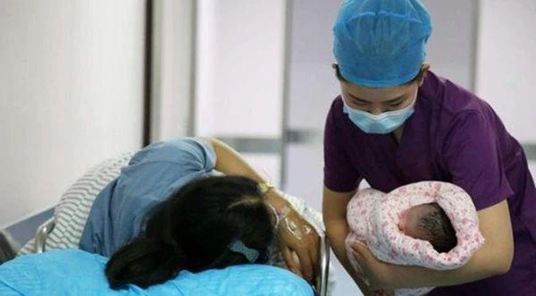 Con vừa chào đời bị y tá vung tay đánh đến bật khóc, mẹ biết lý do liền cảm ơn rối rít - Ảnh 1. Con vừa chào đời bị y tá vung tay đánh đến bật khóc, mẹ biết lý do liền cảm ơn rối rít - Ảnh 1.