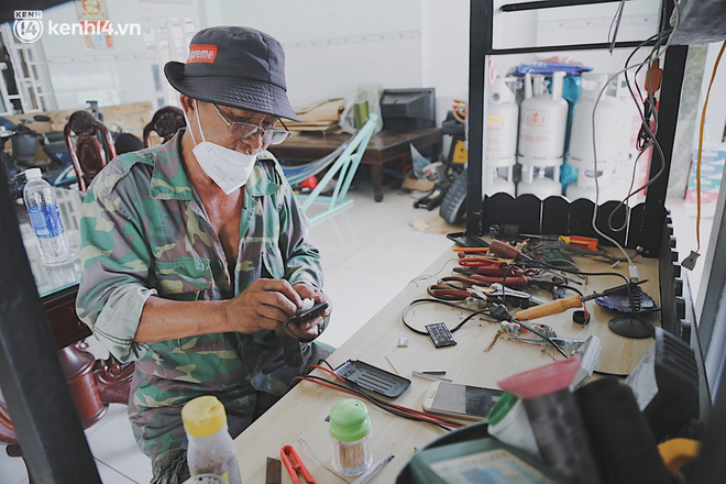 Xúc động câu chuyện đôi vợ chồng già chạy xe ba gác ở Sài Gòn, con trai là bác sĩ tuyến đầu: Bố mẹ chỉ mong sớm có bữa cơm quây quần - Ảnh 12.