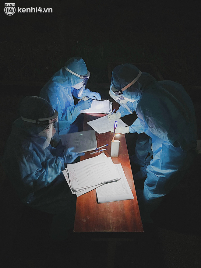 Xúc động câu chuyện đôi vợ chồng già chạy xe ba gác ở Sài Gòn, con trai là bác sĩ tuyến đầu: Bố mẹ chỉ mong sớm có bữa cơm quây quần - Ảnh 17.