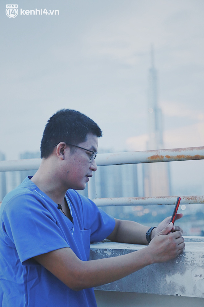 Xúc động câu chuyện đôi vợ chồng già chạy xe ba gác ở Sài Gòn, con trai là bác sĩ tuyến đầu: Bố mẹ chỉ mong sớm có bữa cơm quây quần - Ảnh 18.