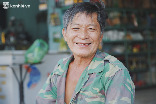 Xúc động câu chuyện đôi vợ chồng già chạy xe ba gác ở Sài Gòn, con trai là bác sĩ tuyến đầu: Bố mẹ chỉ mong sớm có bữa cơm quây quần - Ảnh 4.