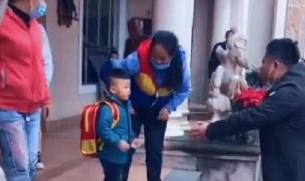 Người bố đến đ&oacute;n con trai sau giờ học nhưng cậu b&eacute; quyết kh&ocirc;ng nhận cha, biết được l&yacute; do m&agrave; cha mẹ n&agrave;o cũng x&oacute;t - Ảnh 3.