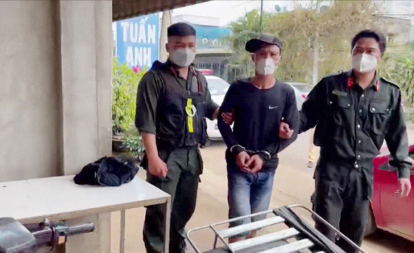 Nghẹt thở vây bắt kẻ nghiện, dùng súng khống chế con tin - Ảnh 3.