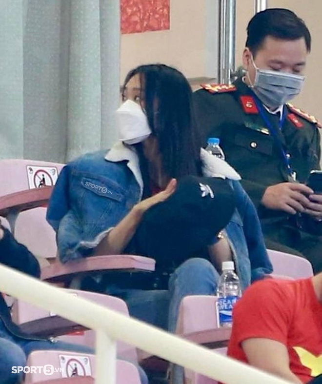 Đoàn Văn Hậu và bạn gái đến sân Mỹ Đình từ sớm trong trận Việt Nam gặp Nhật Bản, trên MXH cũng náo nhiệt chẳng kém! - Ảnh 3. Đoàn Văn Hậu và bạn gái đến sân Mỹ Đình từ sớm trong trận Việt Nam gặp Nhật Bản, trên MXH cũng náo nhiệt chẳng kém! - Ảnh 3.