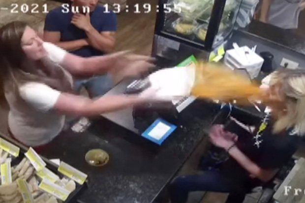 Không hài lòng về chất lượng món ăn, khách hàng hất cả hộp súp nóng vào mặt quản lý nhà hàng rồi chạy mất - Ảnh 4. Không hài lòng về chất lượng món ăn, khách hàng hất cả hộp súp nóng vào mặt quản lý nhà hàng rồi chạy mất - Ảnh 4.