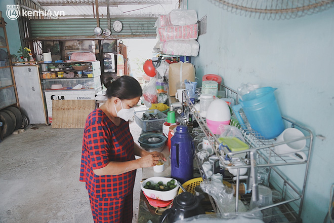 Xúc động câu chuyện đôi vợ chồng già chạy xe ba gác ở Sài Gòn, con trai là bác sĩ tuyến đầu: Bố mẹ chỉ mong sớm có bữa cơm quây quần - Ảnh 5.