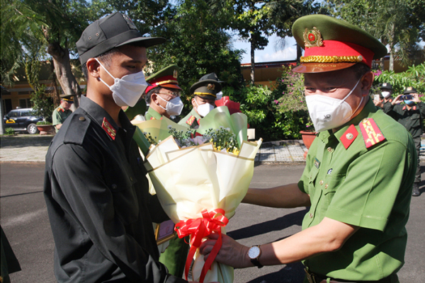Nghẹt thở vây bắt kẻ nghiện, dùng súng khống chế con tin - Ảnh 4.