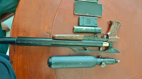 Nghẹt thở vây bắt kẻ nghiện, dùng súng khống chế con tin - Ảnh 6.