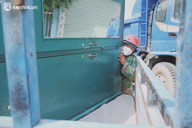 Xúc động câu chuyện đôi vợ chồng già chạy xe ba gác ở Sài Gòn, con trai là bác sĩ tuyến đầu: Bố mẹ chỉ mong sớm có bữa cơm quây quần - Ảnh 9.