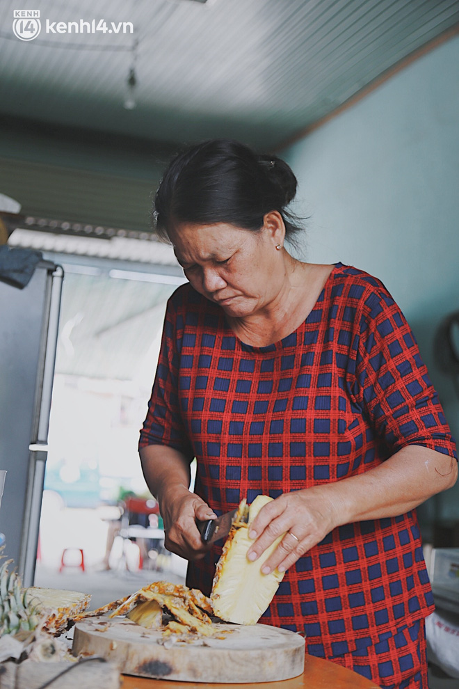 Xúc động câu chuyện đôi vợ chồng già chạy xe ba gác ở Sài Gòn, con trai là bác sĩ tuyến đầu: Bố mẹ chỉ mong sớm có bữa cơm quây quần - Ảnh 10.