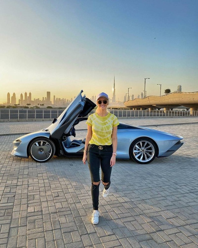 Cách kiếm và tiêu tiền của nữ triệu phú Dubai chuyên lái thử xe - Ảnh 1.