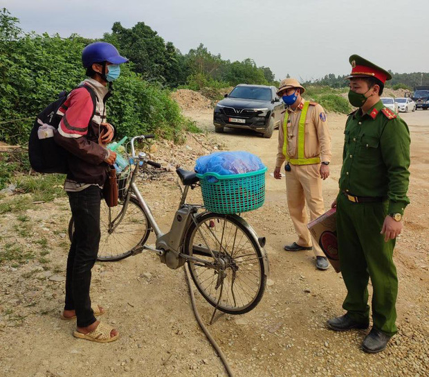 Đạp ô tô 2.000km suốt hơn 1 tháng từ Sóc Trăng ra Tuyên Quang tránh dịch Covid-19 và tìm việc làm - Ảnh 1.