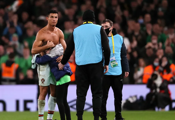 Cảm động với hành động của Ronaldo với fan nhí - Ảnh 3.