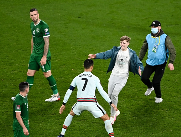 Cảm động với hành động của Ronaldo với fan nhí - Ảnh 5.