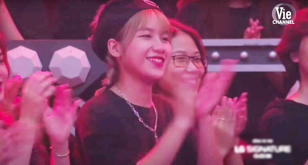 Cô gái tóc vàng sở hữu nụ cười gây sốt ở hàng ghế khán giả Rap Việt - Ảnh 1.