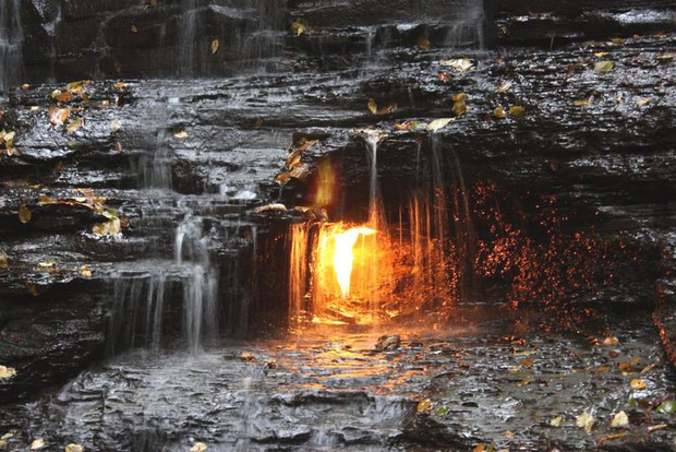 Bí ẩn trăm năm về “ngọn lửa vĩnh cửu” không bao giờ tắt dù nằm ngay dưới thác nước, giới khoa học đưa ra giải thích ngạc nhiên - Ảnh 3.