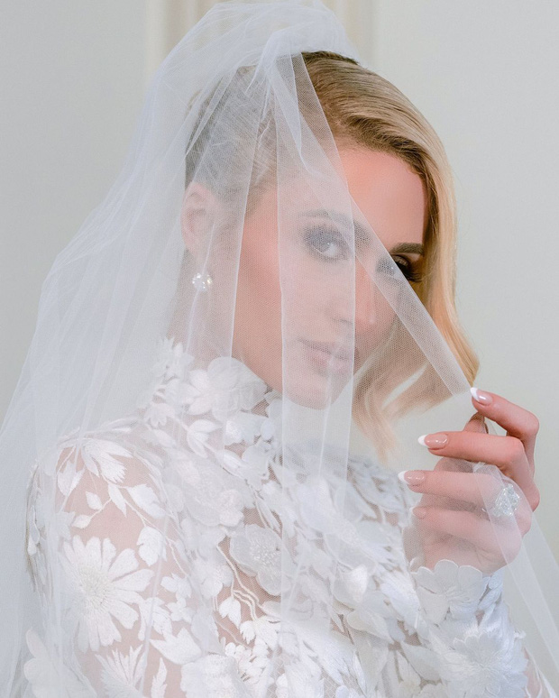 Paris Hilton đeo nhẫn cưới 46 tỷ hột kim cương to chọi bể đầu ở hôn lễ, góp công cứu 1 màn thua trông thấy bên Kim xôi thịt - Ảnh 1.
