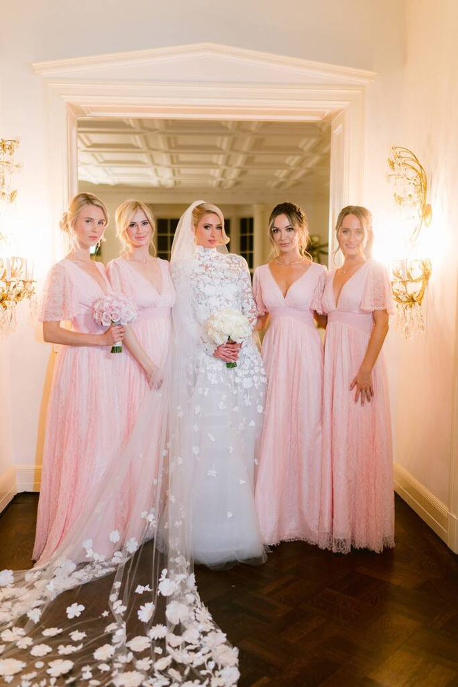 Siêu đám cưới của Paris Hilton rung chuyển Hollywood: Cô dâu thay 4 bộ váy lồng lộn, Kim Kardashian và dàn khách mời hạng A chặt chém bạo liệt body - Ảnh 11.