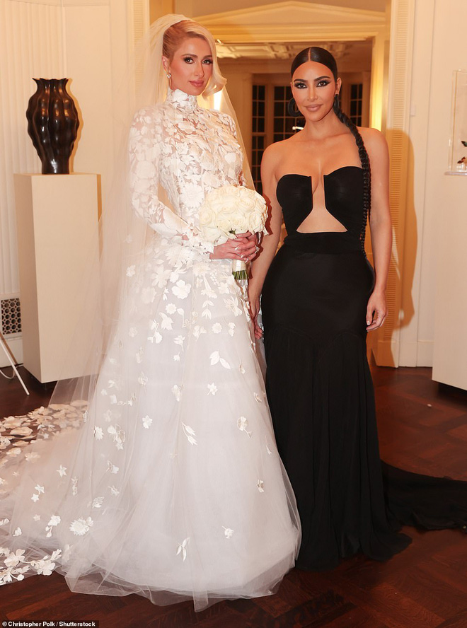 Siêu đám cưới của Paris Hilton rung chuyển Hollywood: Cô dâu thay 4 bộ váy lồng lộn, Kim Kardashian và dàn khách mời hạng A chặt chém bạo liệt body - Ảnh 12.