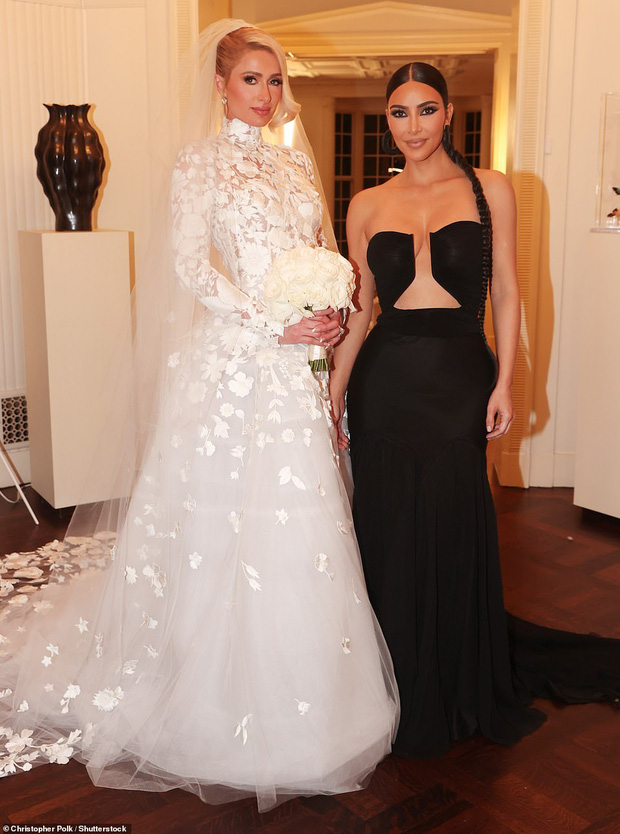 Paris Hilton đeo nhẫn cưới 46 tỷ hột kim cương to chọi bể đầu ở hôn lễ, góp công cứu 1 màn thua trông thấy bên Kim xôi thịt - Ảnh 3.