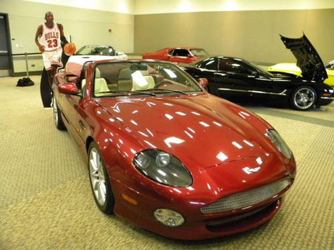 Sở hữu dàn xe hàng triệu USD, huyền thoại bóng rổ Michael Jordan vẫn phải tậu Toyota Land Cruiser để đi chơi thể thao - Ảnh 1.