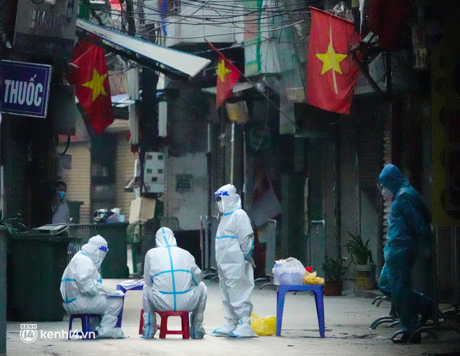 Hà Nội: Cận cảnh lấy mẫu xét nghiệm, phun khử khuẩn ở ổ dịch phường Phú Đô có 125 ca F0 - Ảnh 13.