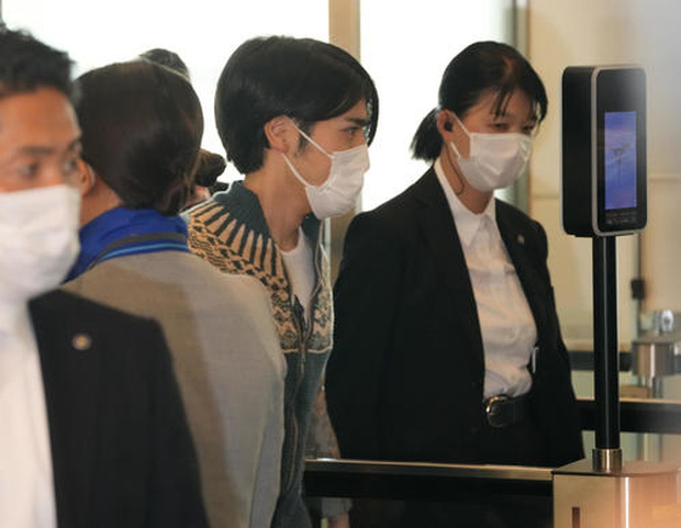 Cựu công chúa Nhật và chồng chính thức lên máy bay sang Mỹ hậu hôn lễ đầy sóng gió, gấp gáp rời đi ngay trước thềm sinh nhật cha - Ảnh 3.