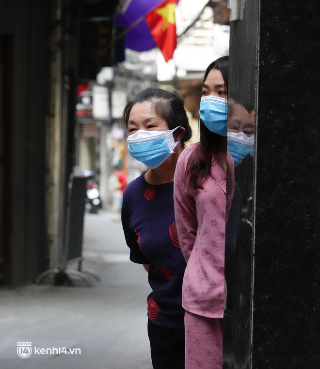 Hà Nội: Cận cảnh lấy mẫu xét nghiệm, phun khử khuẩn ở ổ dịch phường Phú Đô có 125 ca F0 - Ảnh 5.