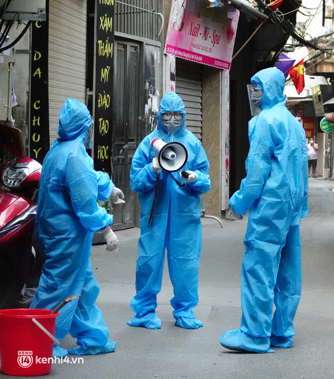 Hà Nội: Cận cảnh lấy mẫu xét nghiệm, phun khử khuẩn ở ổ dịch phường Phú Đô có 125 ca F0 - Ảnh 6.