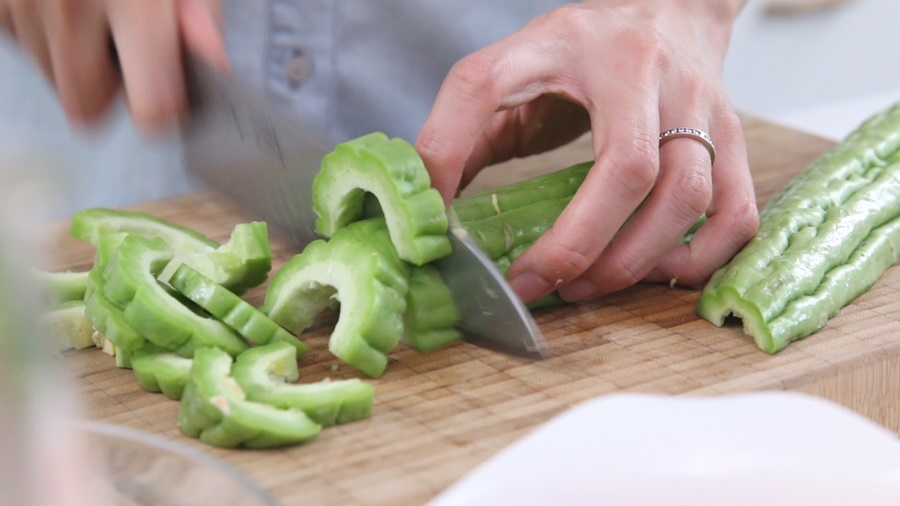 Món ngon mỗi ngày: Mướp đắng xào thịt bò lạ miệng - Ảnh 2. Món ngon mỗi ngày: Mướp đắng xào thịt bò lạ miệng - Ảnh 2.