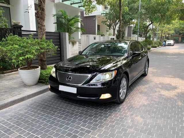 Qua thời đỉnh cao, Lexus LS 460 bán lại đúng bằng giá một chiếc Mazda6 - Ảnh 1.