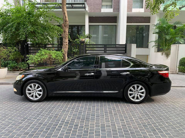 Qua thời đỉnh cao, Lexus LS 460 bán lại đúng bằng giá một chiếc Mazda6 - Ảnh 2.