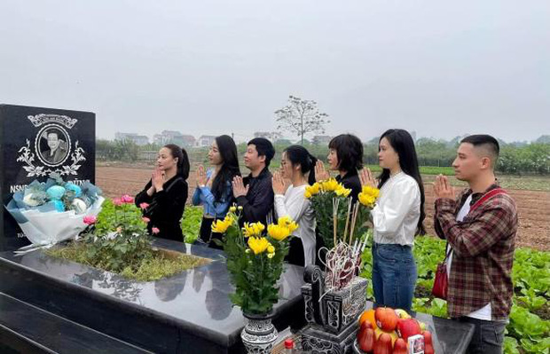 Thanh Hương cùng đồng nghiệp đi viếng mộ NSND Hoàng Dũng, tiết lộ câu chuyện xúc động về người quá cố - Ảnh 1.