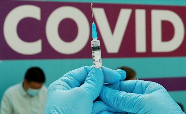 Châu Âu mạnh tay với người né vaccine ngừa COVID-19 - Ảnh 1.