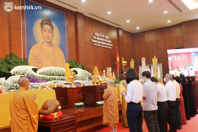 Nhiều người bật khóc trong đại lễ kỳ siêu cho nạn nhân Covid-19: Mẹ đi vô viện rồi không thấy mặt nữa, chỉ còn hũ cốt mang về… - Ảnh 11.