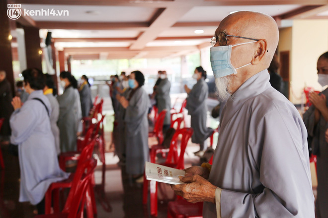 Nhiều người bật khóc trong đại lễ kỳ siêu cho nạn nhân Covid-19: Mẹ đi vô viện rồi không thấy mặt nữa, chỉ còn hũ cốt mang về… - Ảnh 12.