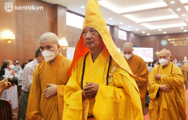 Nhiều người bật khóc trong đại lễ kỳ siêu cho nạn nhân Covid-19: Mẹ đi vô viện rồi không thấy mặt nữa, chỉ còn hũ cốt mang về… - Ảnh 17.