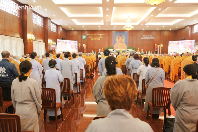 Nhiều người bật khóc trong đại lễ kỳ siêu cho nạn nhân Covid-19: Mẹ đi vô viện rồi không thấy mặt nữa, chỉ còn hũ cốt mang về… - Ảnh 19.