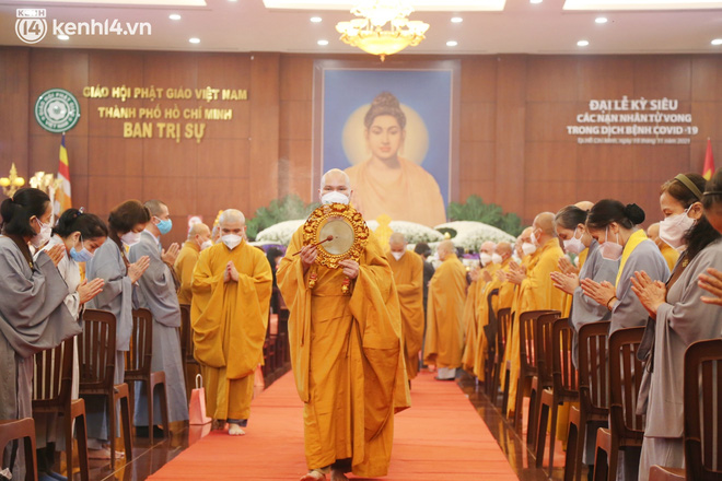 Nhiều người bật khóc trong đại lễ kỳ siêu cho nạn nhân Covid-19: Mẹ đi vô viện rồi không thấy mặt nữa, chỉ còn hũ cốt mang về… - Ảnh 4.