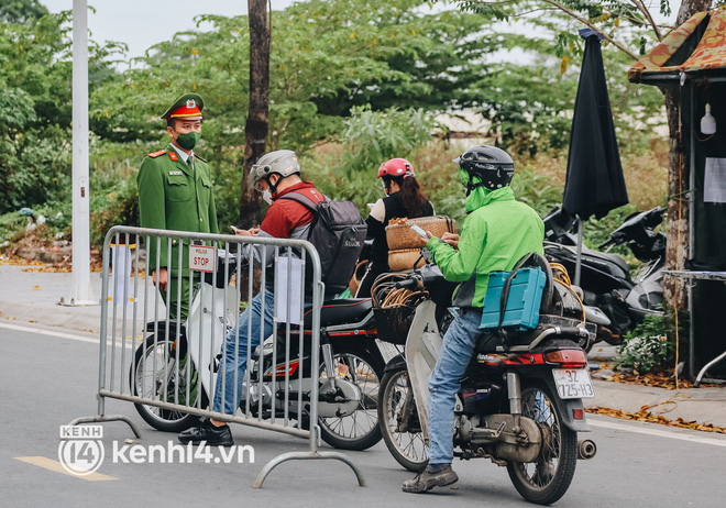 Ảnh: 233 ca Covid-19, phường đỏ duy nhất của Hà Nội lập chốt kiểm soát người ra, vào địa bàn - Ảnh 5.