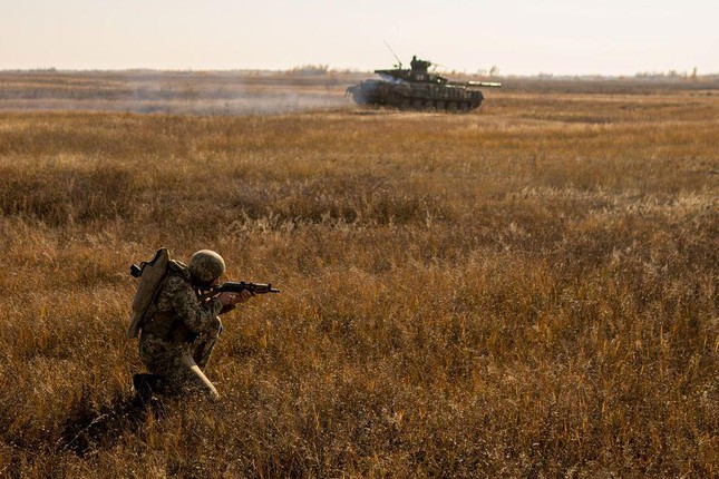 Ukraine tập trận sát biên giới, Nga tuyên bố tăng cường lính dù ở Crimea  - Ảnh 2.