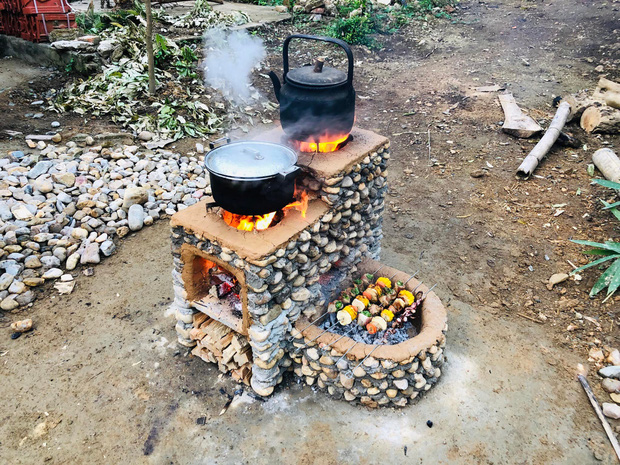 Chán chê mẫu bếp sang chảnh hiện đại, gu của dân mạng bây giờ là bếp tự thiết kế từ sỏi đất và gốm cơ - Ảnh 2.