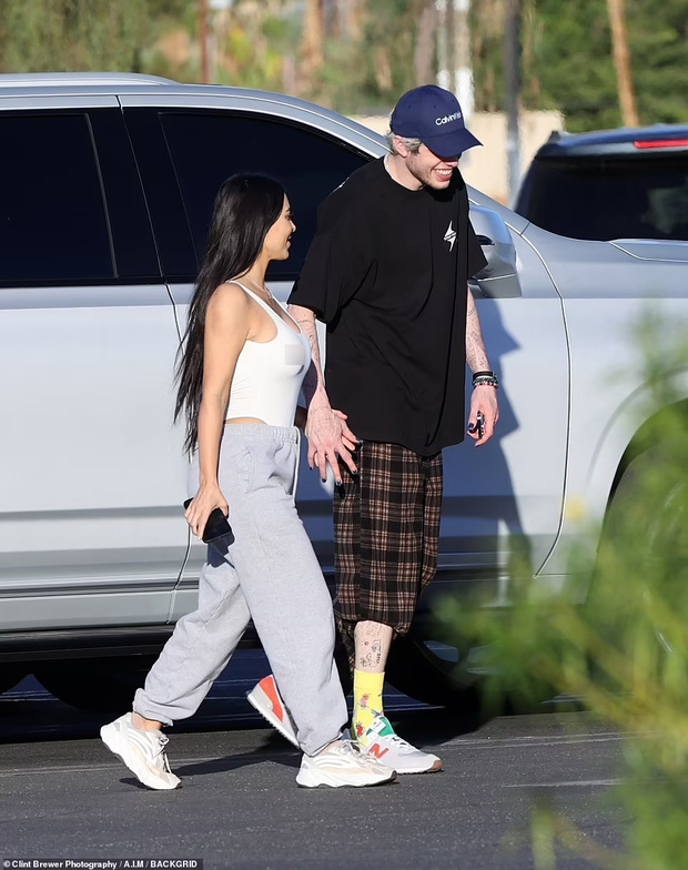 Kim Kardashian chính thức hẹn hò tình trẻ kém 13 tuổi sau 8 tháng đệ đơn ly hôn, bị “tóm sống” ảnh trên đường - Ảnh 1.