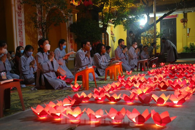 Tưởng niệm hơn 23.000 người mất vì Covid-19: Những nỗi đau không nói thành lời - Ảnh 6.