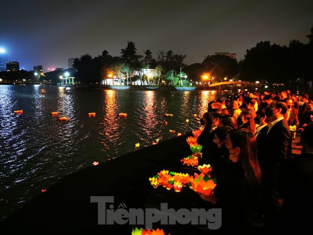 Nhiều nơi tắt đèn, tiếng chuông tưởng niệm hơn 23.000 người mất vì Covid-19 vang lên - Ảnh 2.