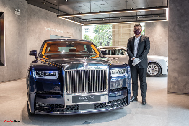 Thử làm khách VIP vào đại lý Rolls-Royce Việt Nam: Gửi xe 200.000 đồng, người ngoài không được tự ý mở cửa, ngồi thử xe gần 30 tỷ đồng - Ảnh 4.